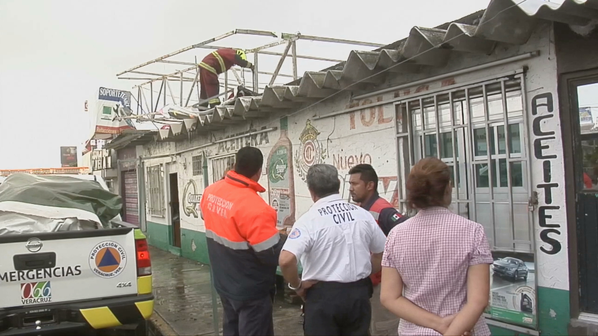Espectacular vuelve a caer sobre viviendas en la avenida Rafael Cuervo, de Veracruz