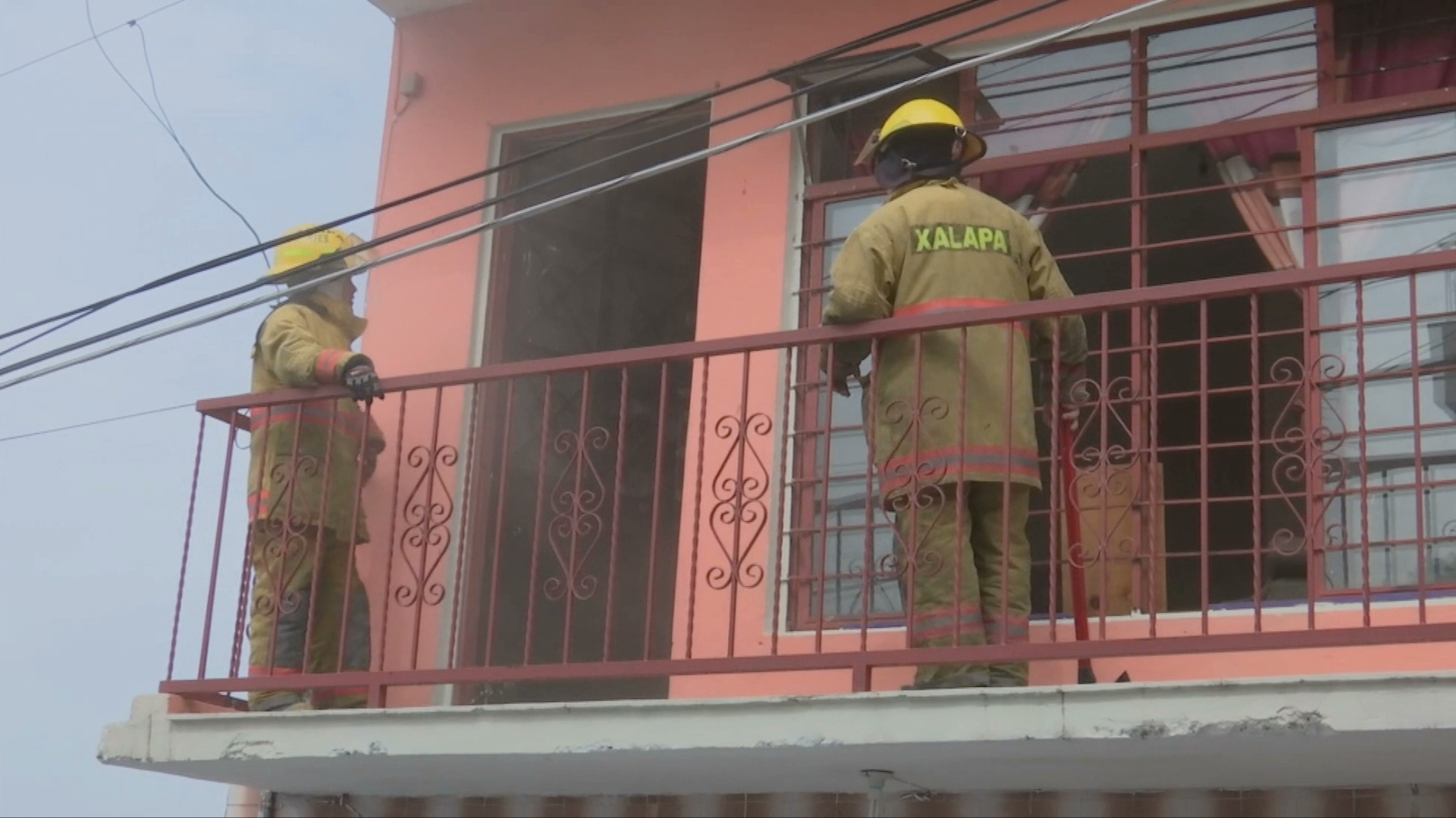 Veladora provoca incendio en el centro de Xalapa