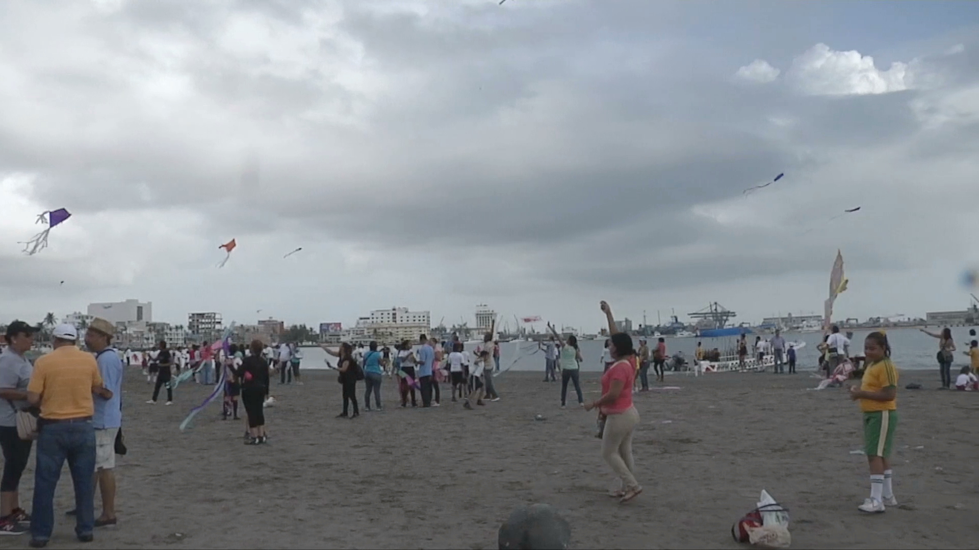 Alumnos despiden al ciclo escolar elevando papalotes