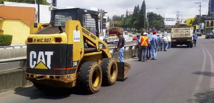 Realiza SIOP trabajos de limpieza y mantenimiento en vialidades de Xalapa