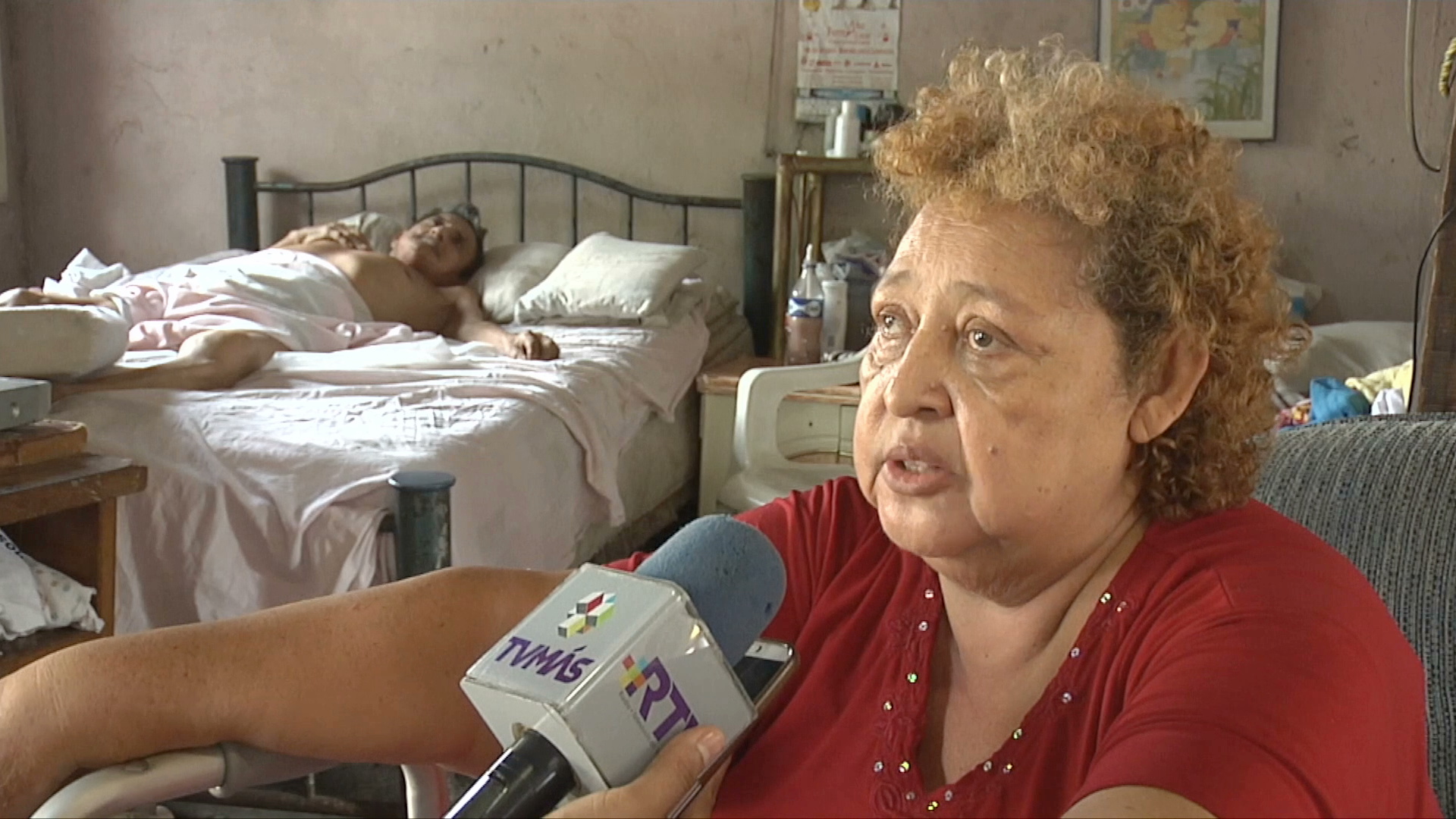 Adulto mayor con parálisis pide silla de ruedas, víveres y medicamentos