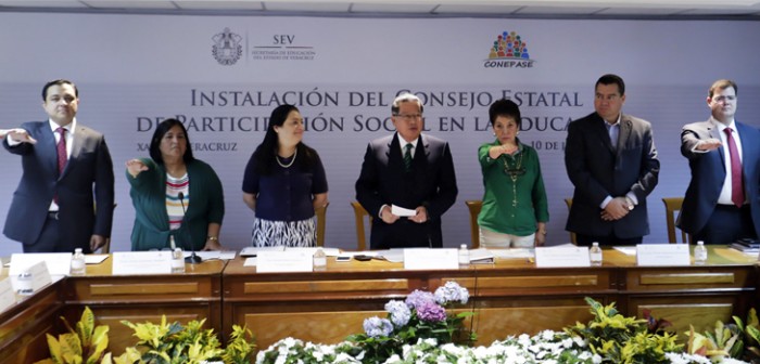 Toman protesta integrantes del Consejo Estatal de Participación Social en la Educación