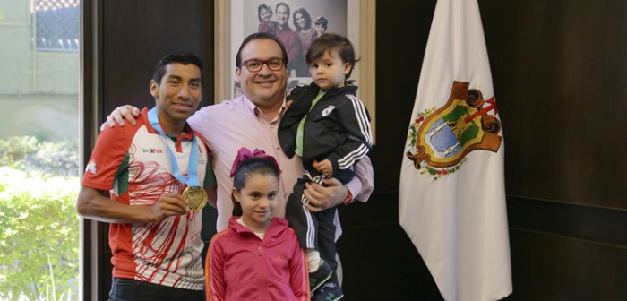 Recibe Javier Duarte al campeón panamericano Crisanto Grajales