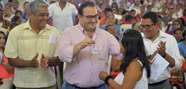 Entrega el gobernador Javier Duarte vivienda digna a familias de La Mixtequilla