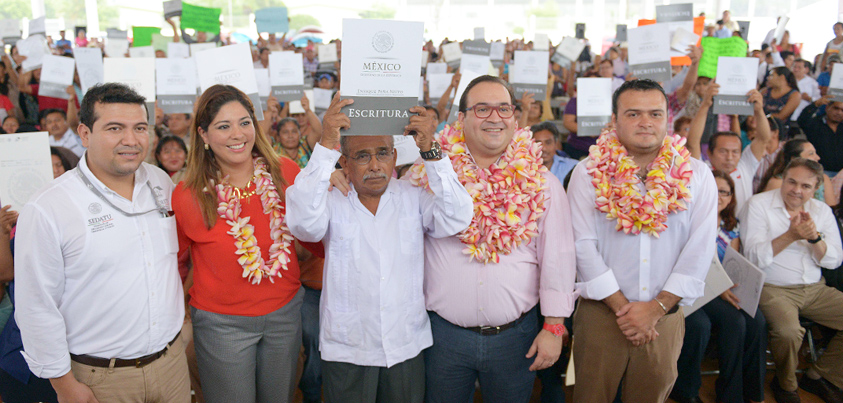 Entrega Javier Duarte escrituras a familias de Cosoleacaque y Nanchital