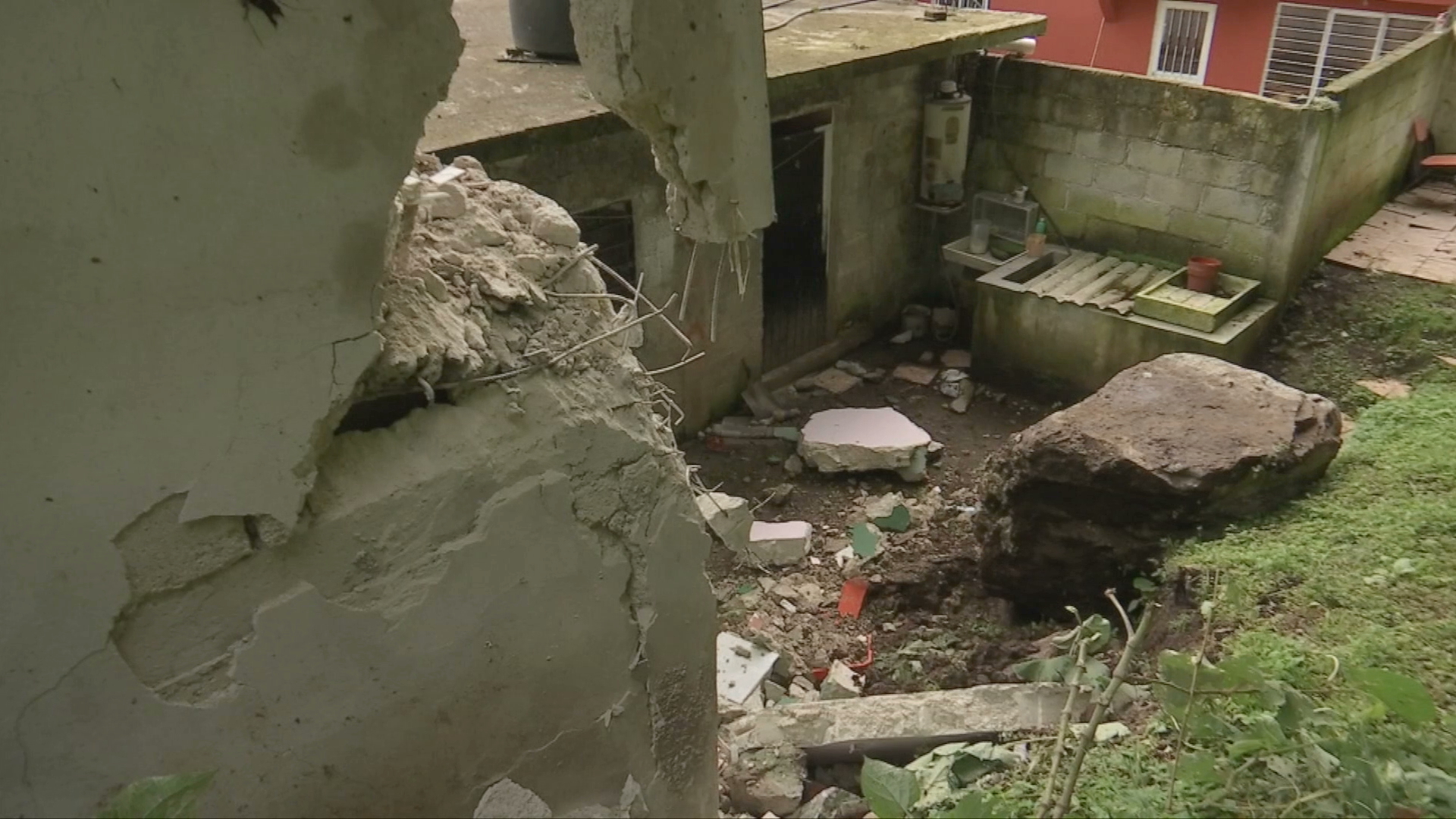 Enormes rocas caen sobre viviendas en Jilotepec