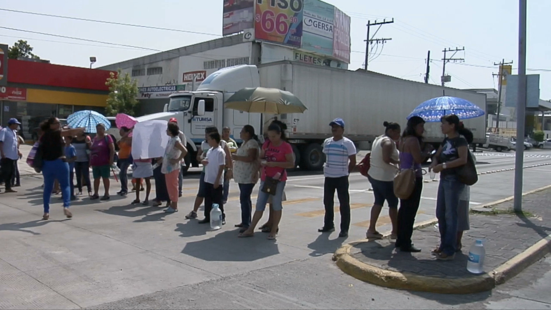 Padres de familia bloquean avenidas por corte de energía eléctrica en escuelas