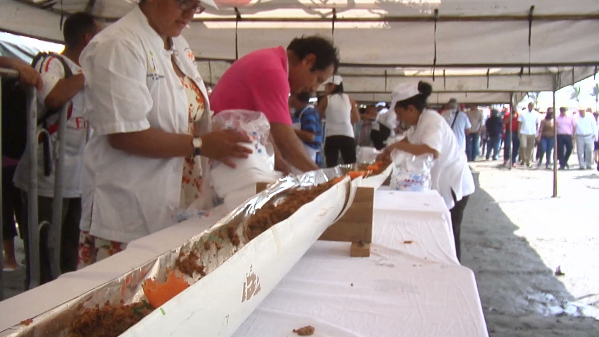 Cocinan la minilla más grande del mundo en Antón Lizardo