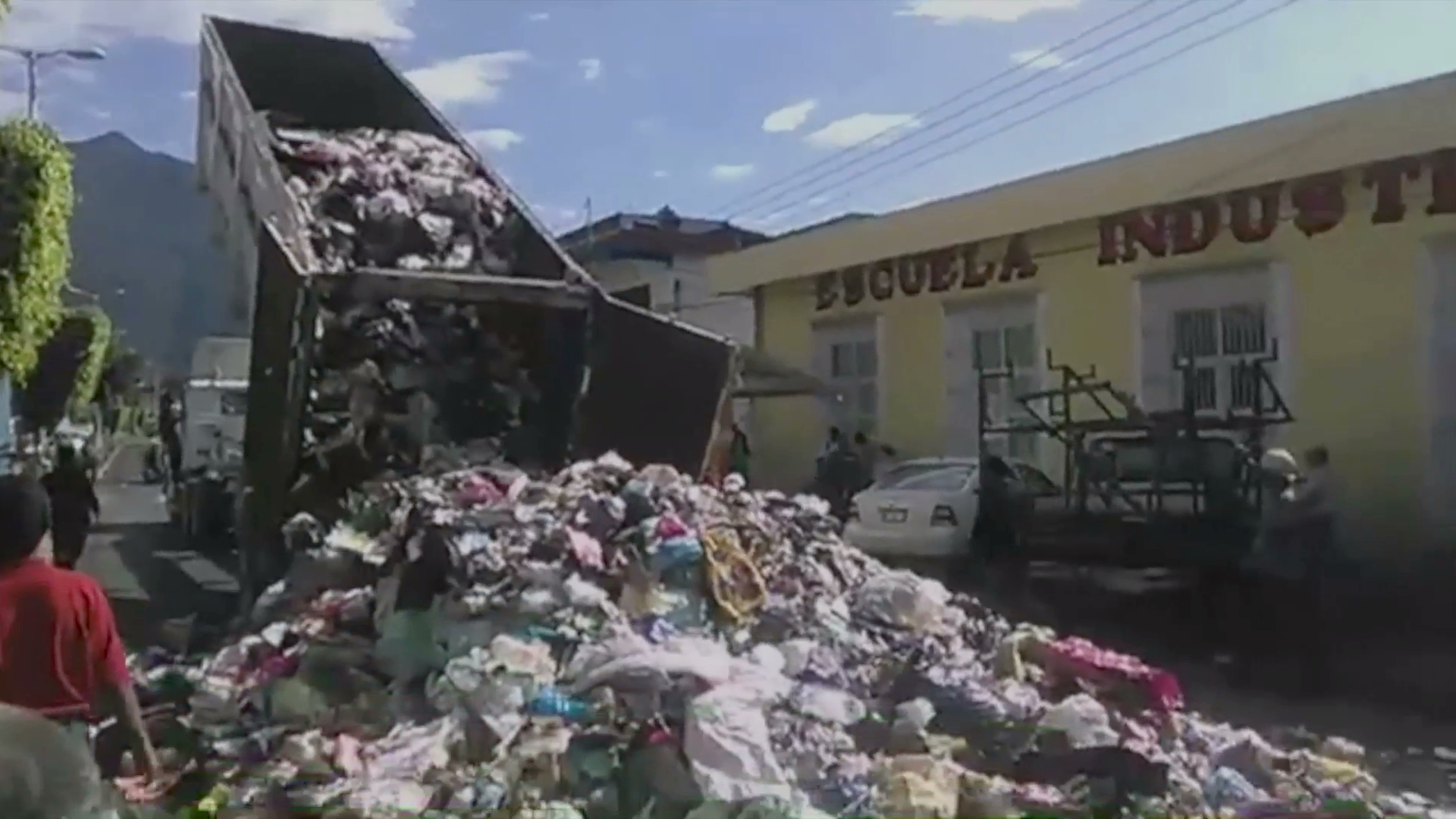 Tiran y queman basura frente al Palacio Municipal de Nogales