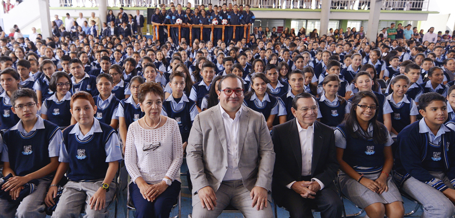 Preside Javier Duarte inicio del Ciclo Escolar 2015-2016 en secundaria de Xalapa