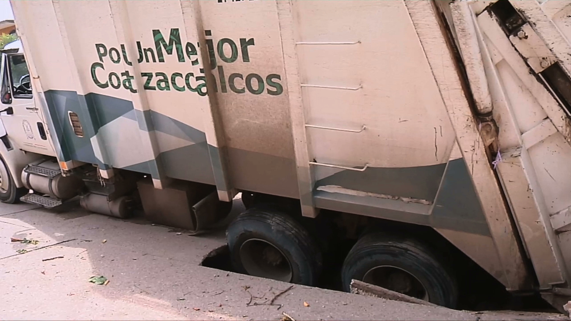 Se hunde camión de limpia  pública en Coatzacoalcos