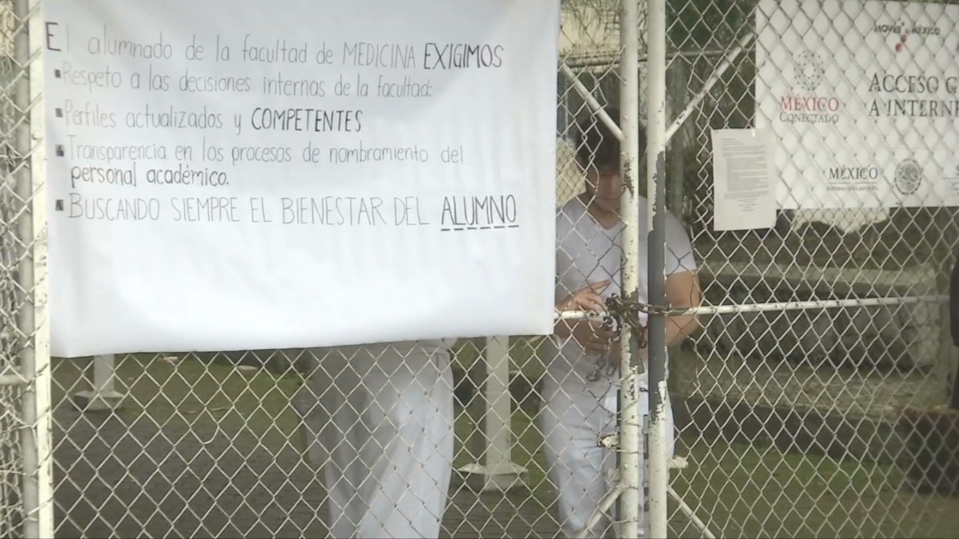 Alumnos toman la Facultad de Medicina en Xalapa