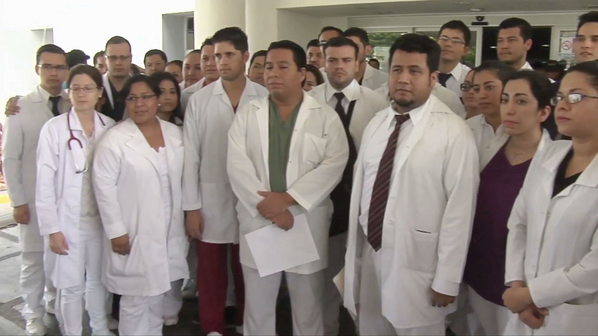 Se manifiestan médicos residentes en la ciudad de Veracruz