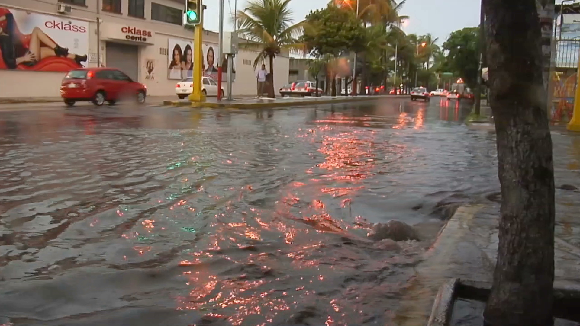 Tormenta inunda calles y avenidas en Veracruz y Boca del Río