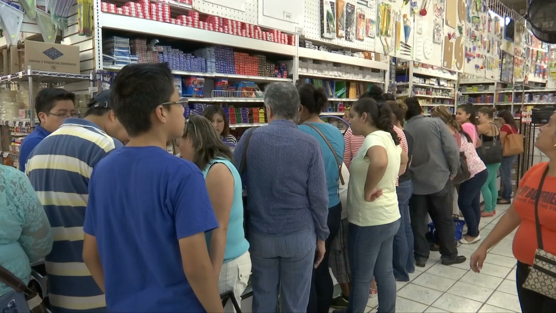 Hasta un mes ahorraron padres de familia para comprar útiles escolares