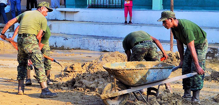 Atienden PC y Ejército Mexicano afectación por escurrimiento de lodo en escuela de Papantla