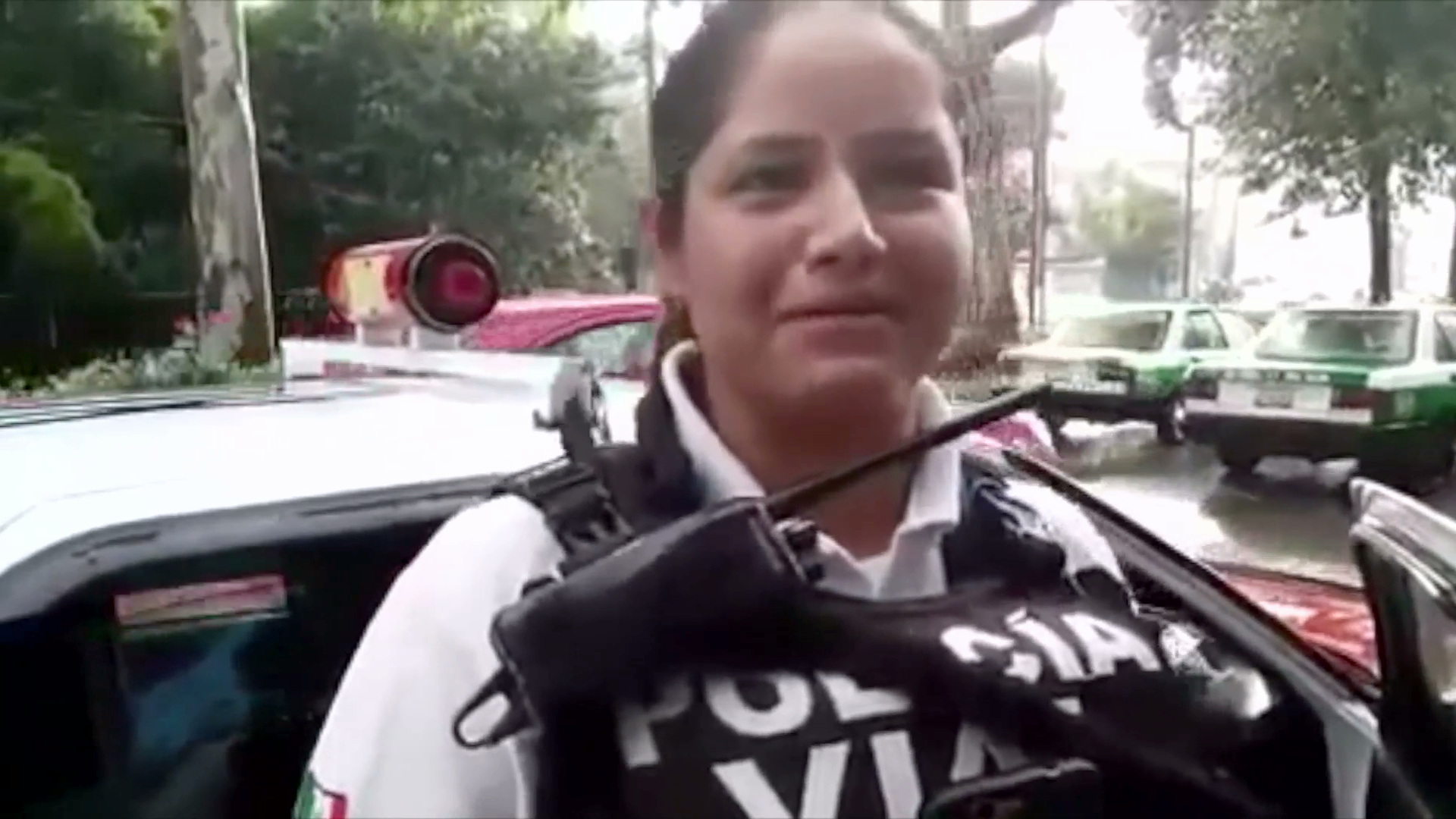 Policía vial asiste un parto dentro de un taxi