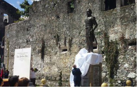 Develan estatua de Porfirio Díaz