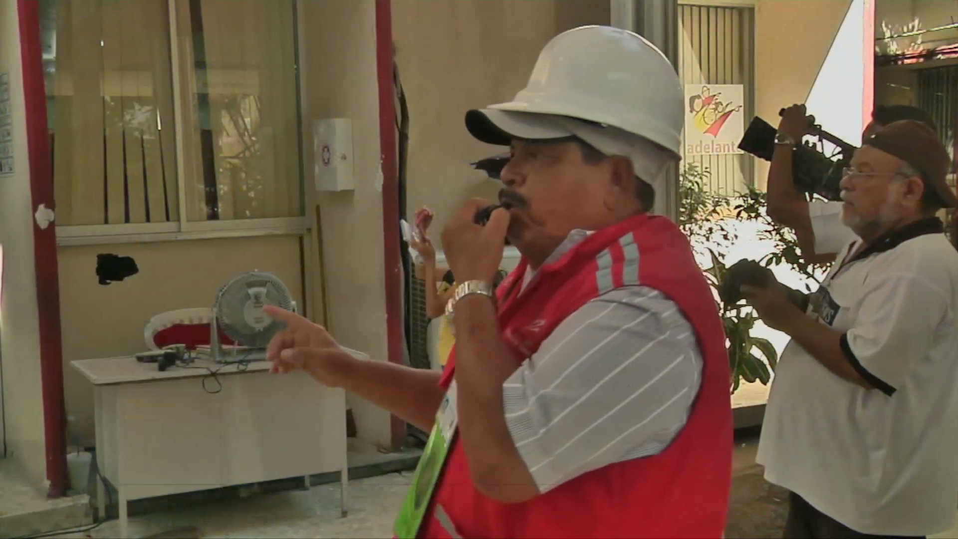 Evacuan edificio de Sefiplan por simulacro de sismo