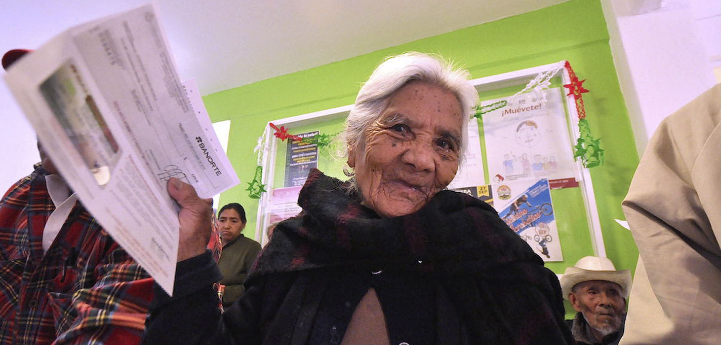 Adultos mayores de Perote reciben pago de pensión alimenticia