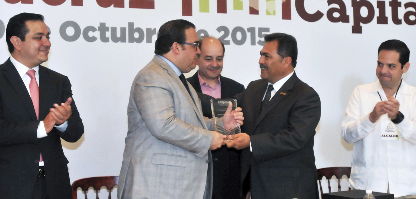 Recibe Javier Duarte Premio Nacional a la Excelencia Municipal