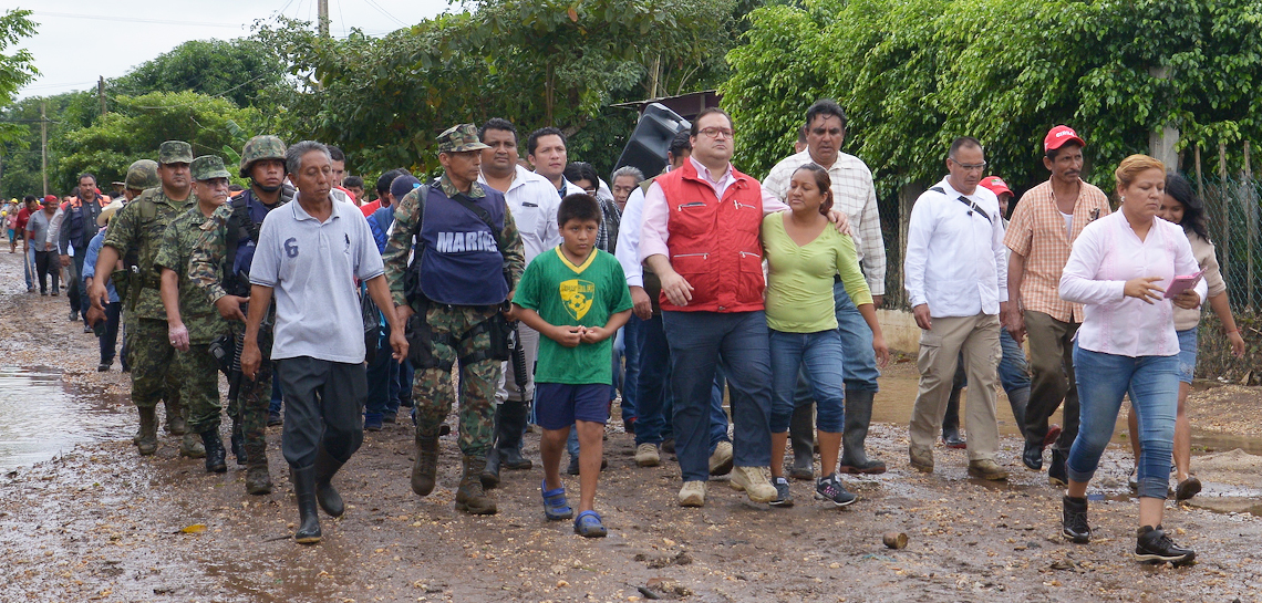 Recorre Javier Duarte municipios del sur de Veracruz afectados por lluvias