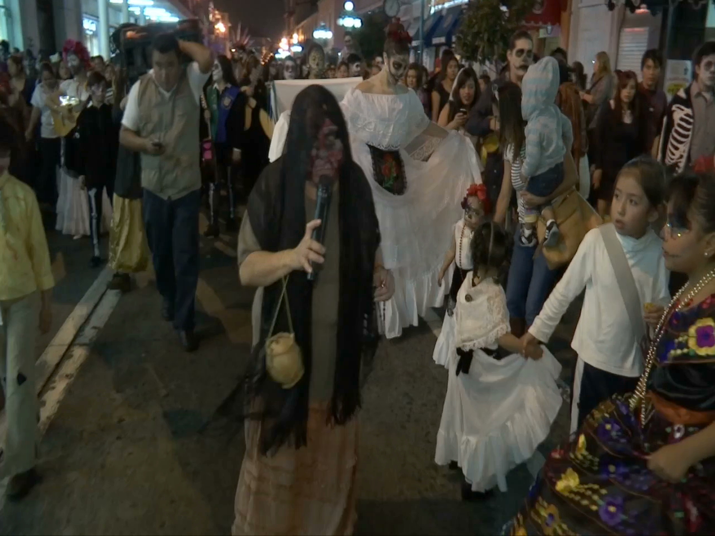 Con éxito se realizó el desfile “El camino de los muertos”