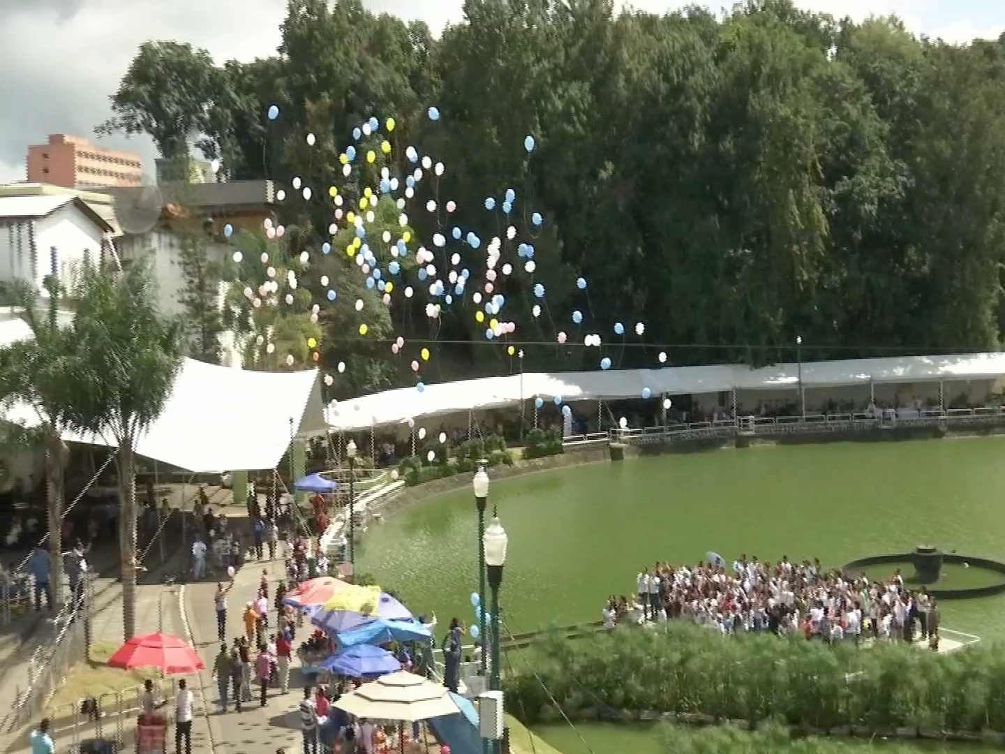 Con globos recuerdan a niños que murieron