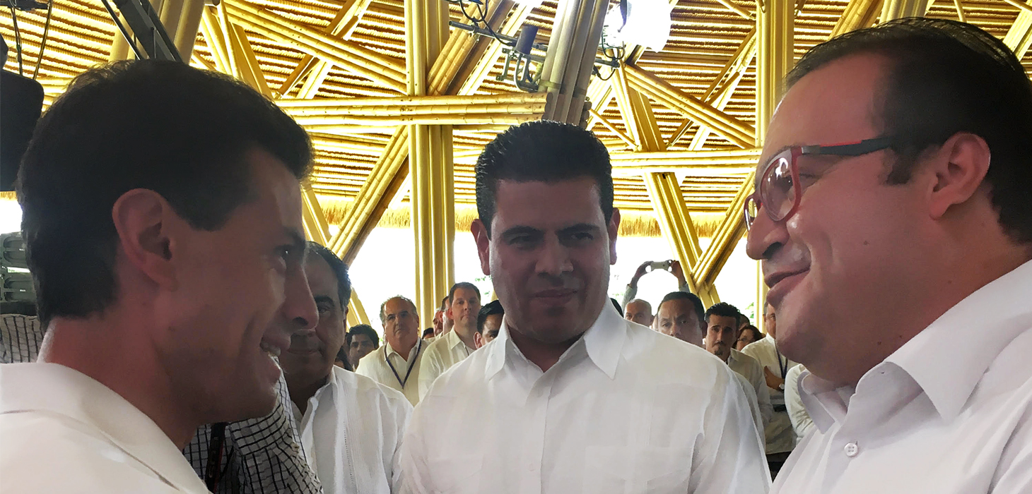 Firma Javier Duarte Convenio de Certificados de Infraestructura Escolar en reunión de la CONAGO