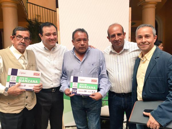 Ayuntamiento de Xalapa entrega placas domiciliarias a jefes de manzana