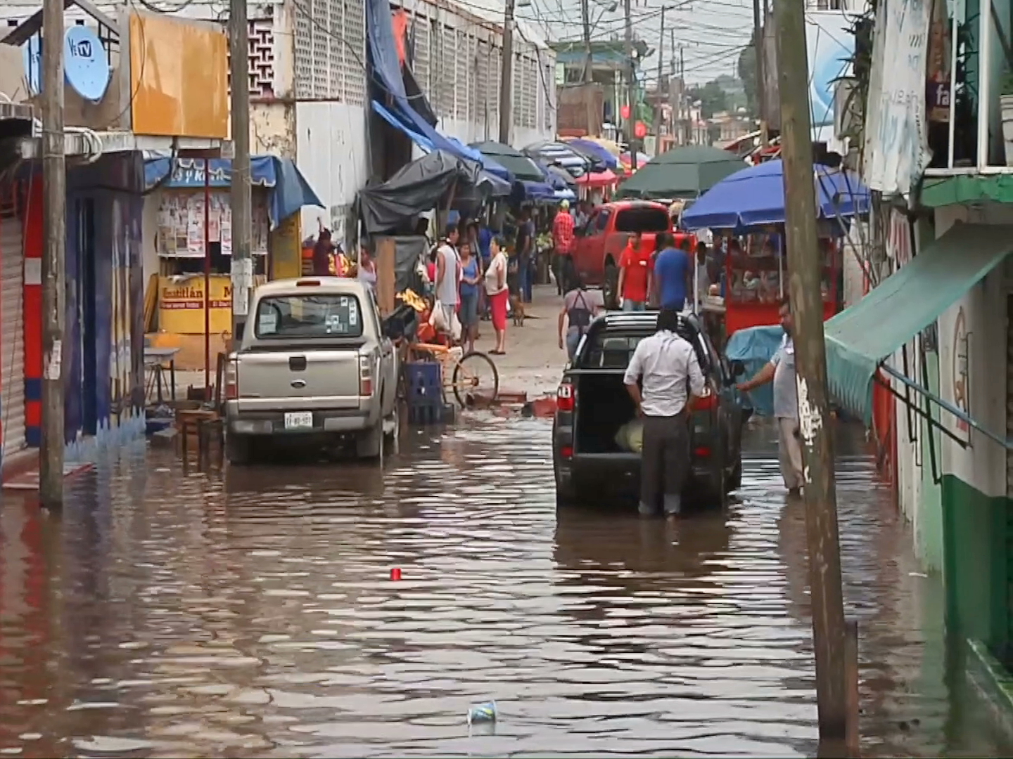 Familias de Minatitlán se resguardan por riesgo de inundaciones
