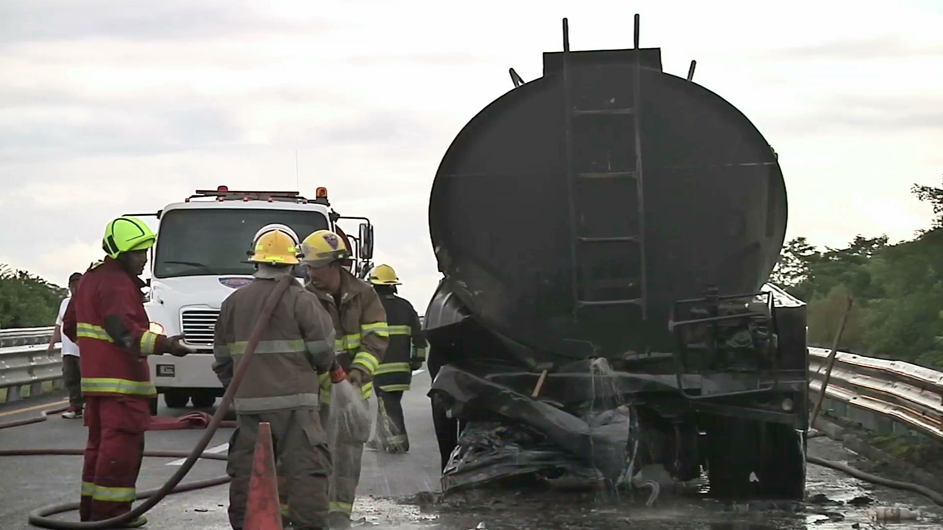 Se incendian camioneta y pipa en la autopista Veracruz-Córdoba
