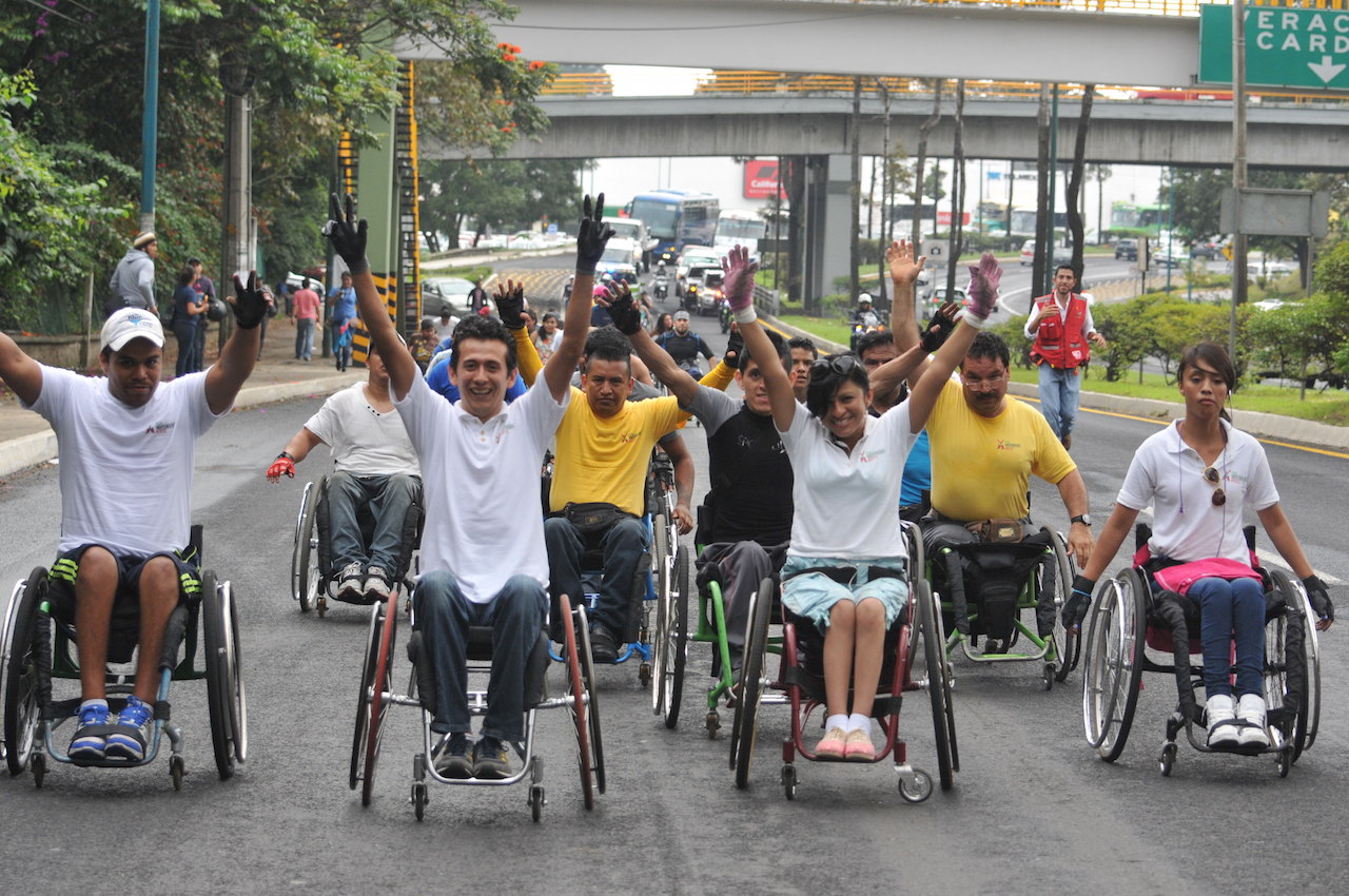 Recorren avenidas de Xalapa en sillas de ruedas