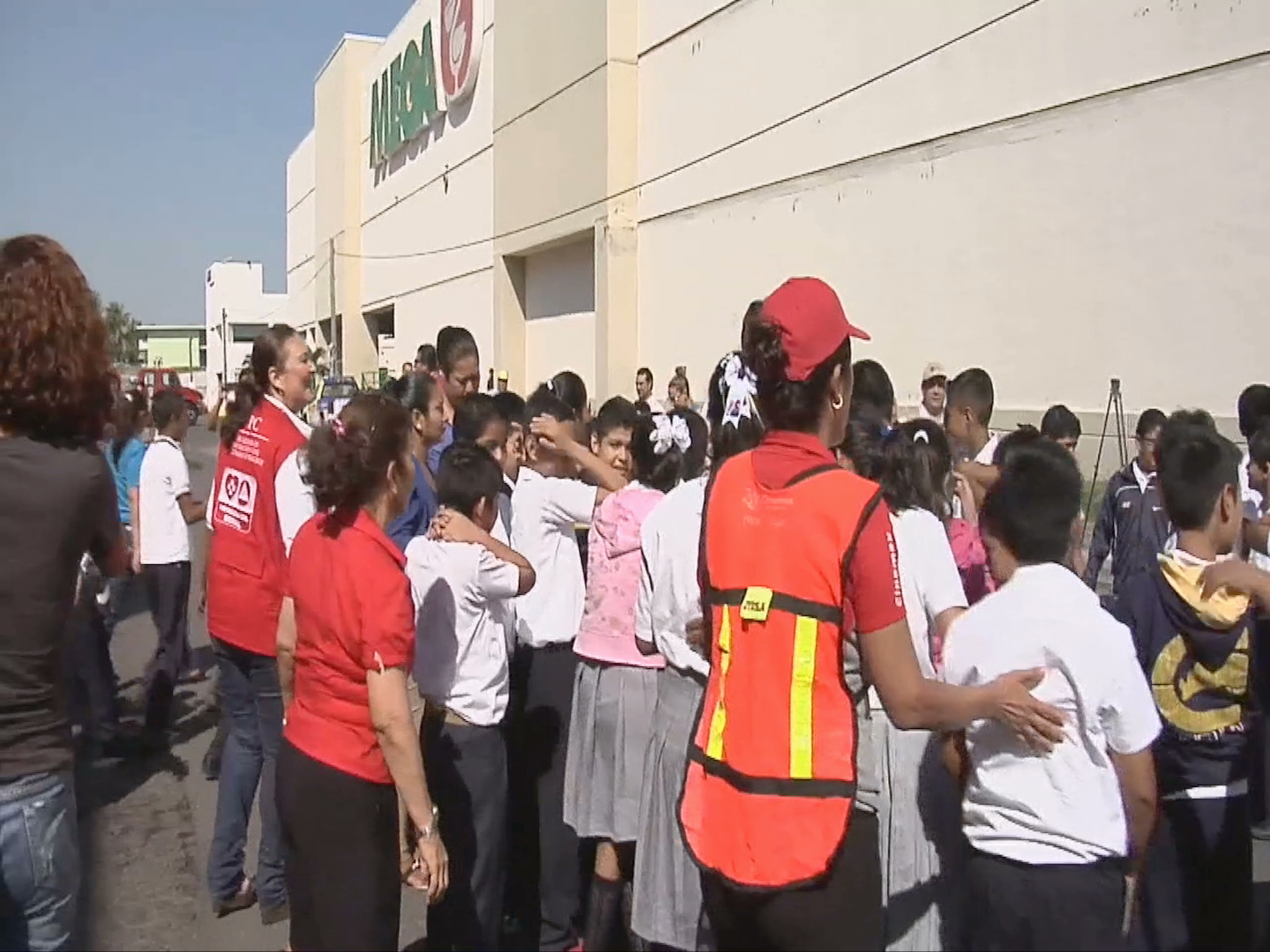 Evacuan a niños en salas de cine por simulacro