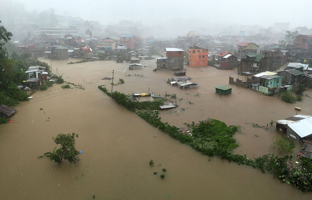 Suman 13 muertos en Filipinas por tifón ‘Koppu’