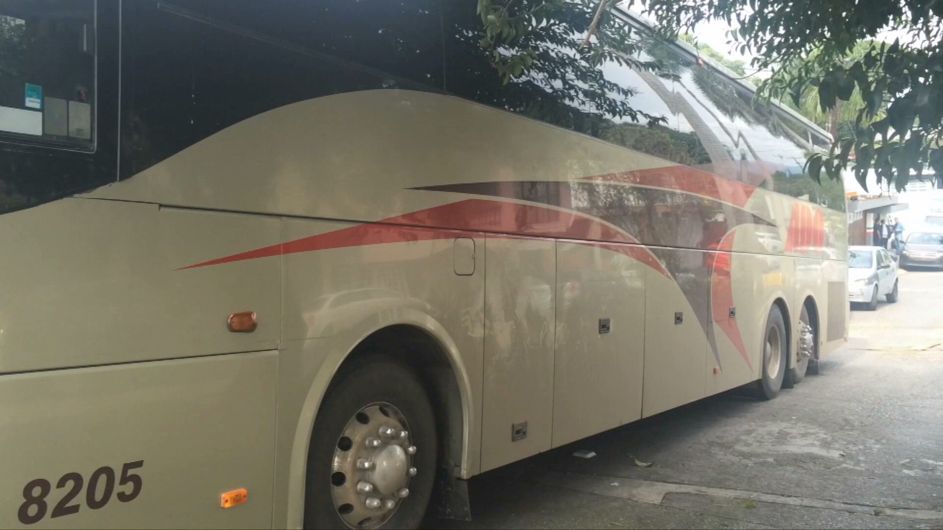 Rescatan a indocumentados del portaequipaje de un autobús