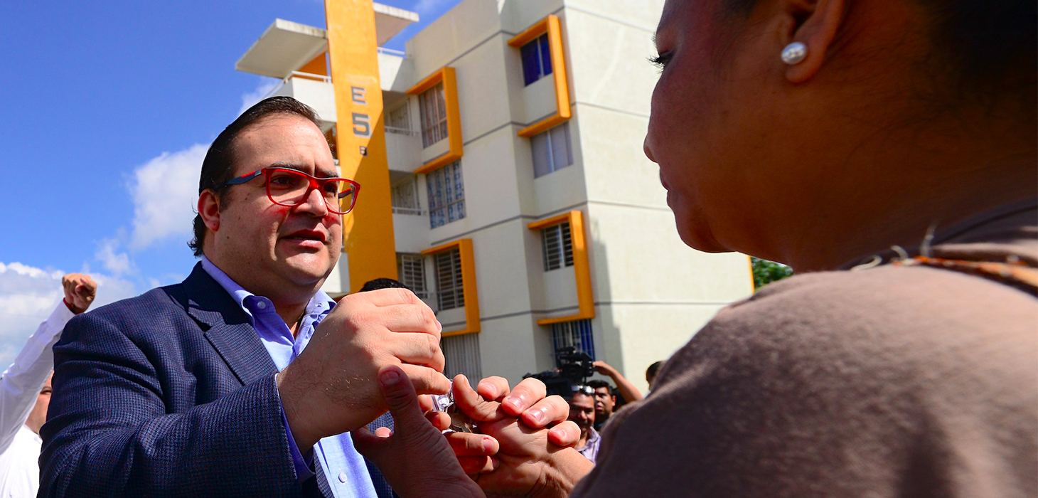 Entrega Javier Duarte viviendas a familiares de policías caídos en cumplimiento de su deber