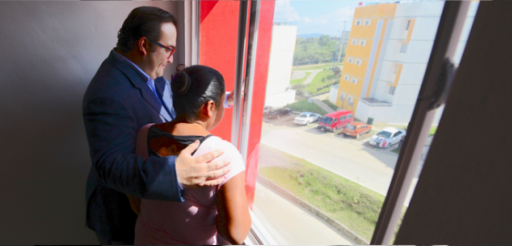 Javier Duarte de Ochoa entrega vivendas a viudas de policías