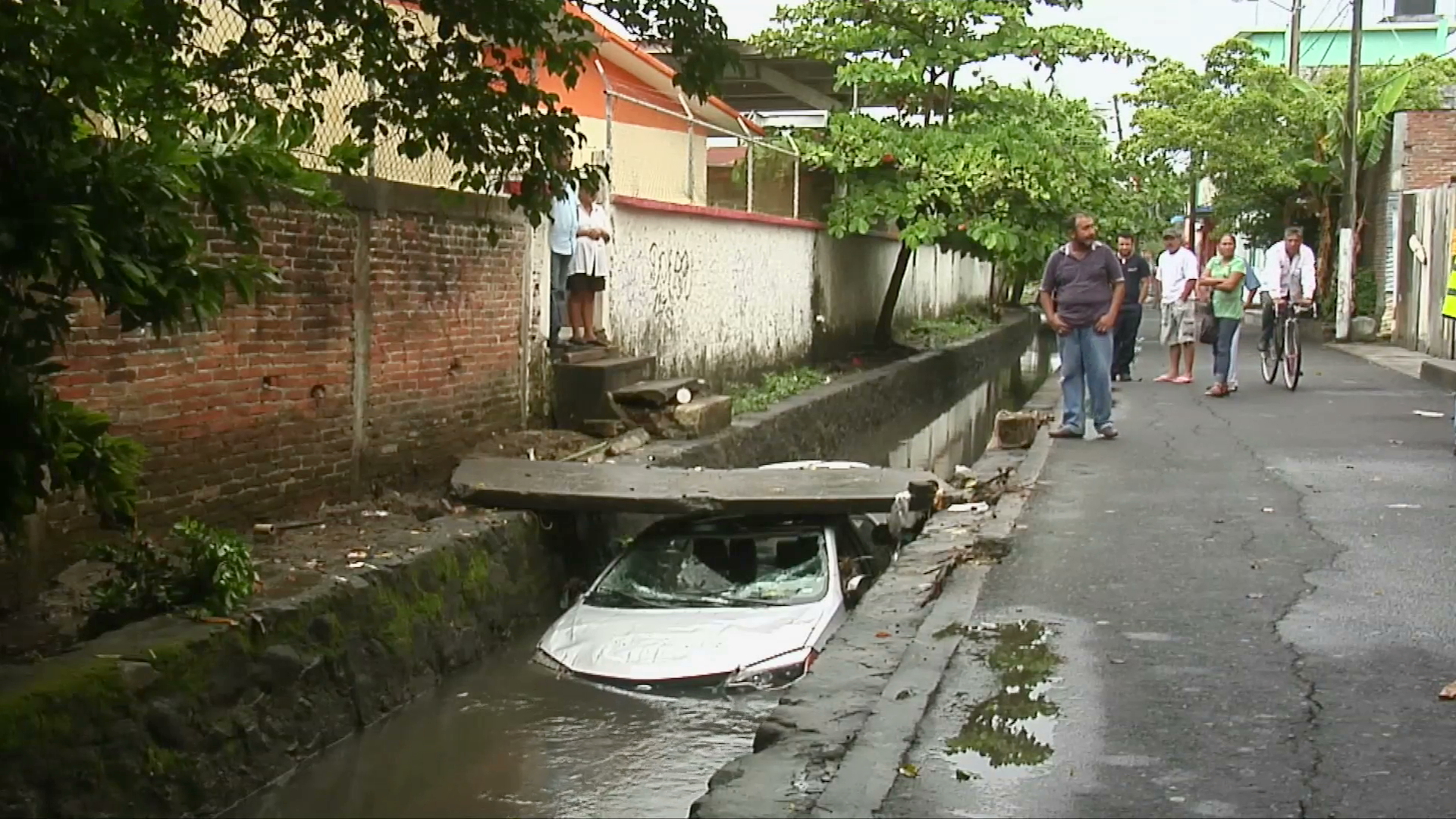 Fuerte lluvia provocó anegamientos y socavón en la ciudad de Veracruz