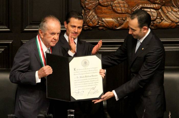 El empresario Alberto Baillères recibe la medalla Belisario Domínguez