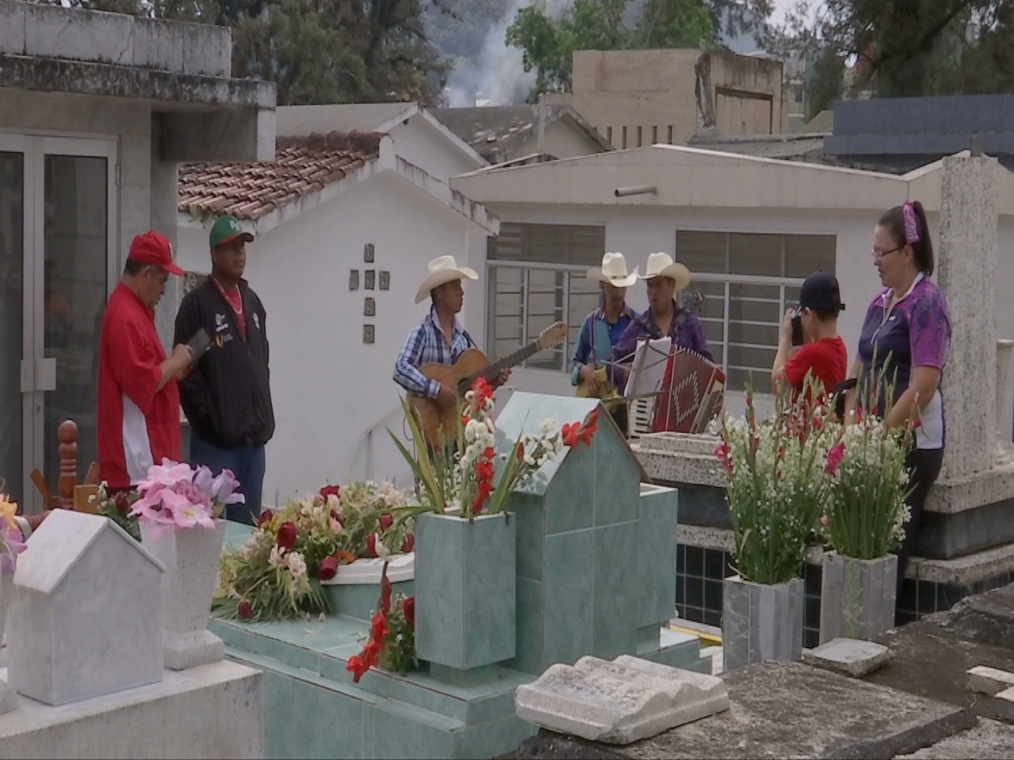 Música y flores para recordar a los difuntos