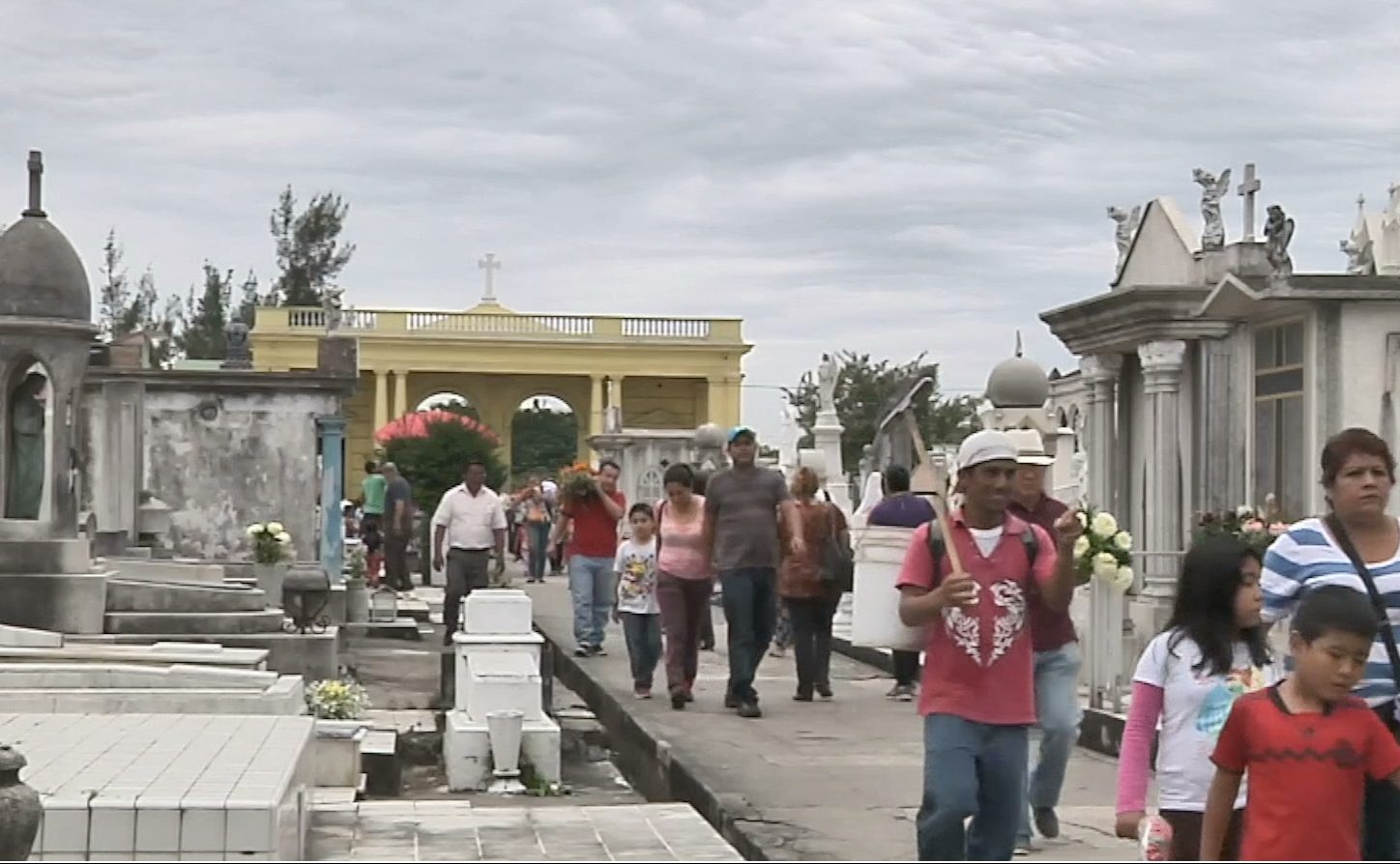 Comida y visita al Panteón Particular, tradición porteña del Día de Muertos