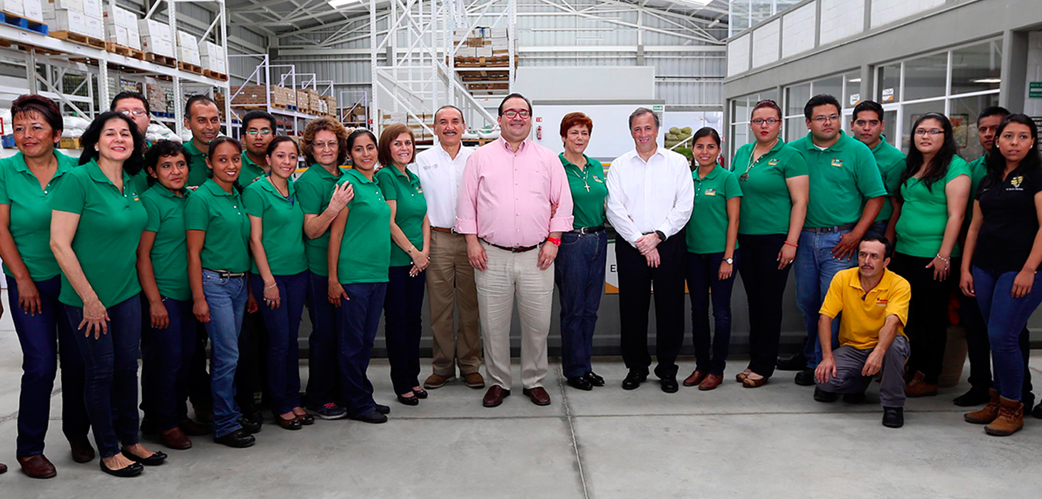 Recorren Gobernador y titular de SEDESOL Banco de Alimentos en Xalapa
