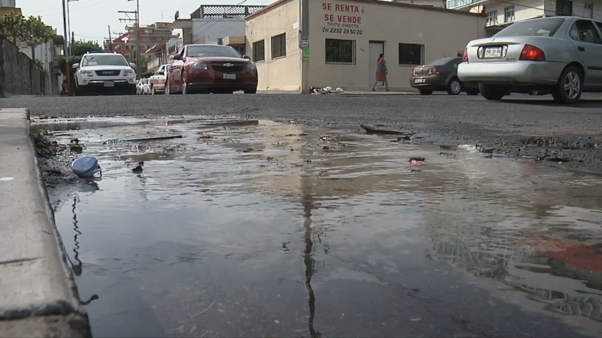 Fuga de aguas negras pone en riesgo la salud de niños