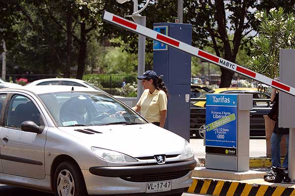 Procederá ayuntamiento contra plazas comerciales que cobren estacionamiento en Xalapa