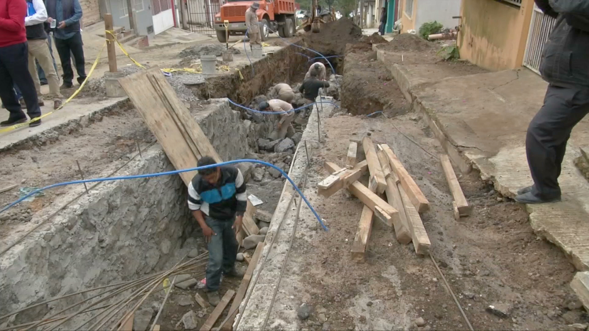 Supervisa Américo Zúñiga construcción del colector Santa Rosa