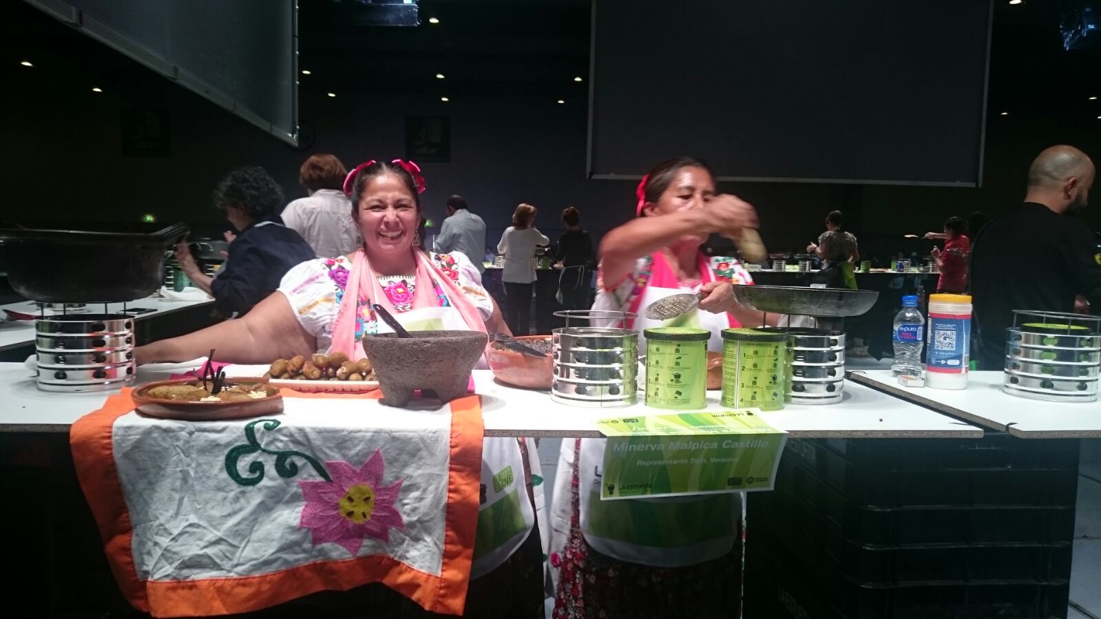 Participan Mujeres de Humo en el concurso de cocina más grande del mundo