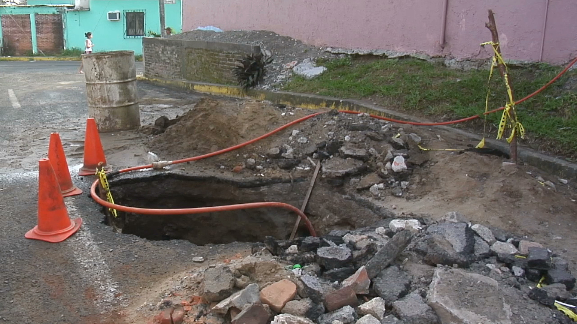 Por falta de servicio, vecinos se bastecen de agua en toma improvisada