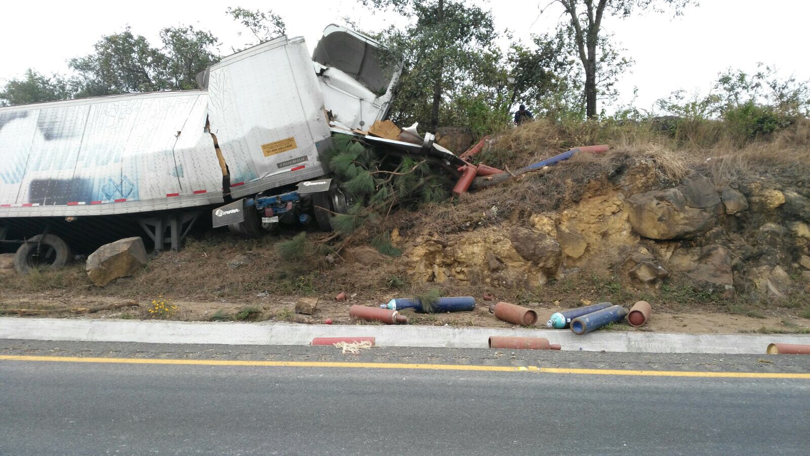 Tensión por volcadura de tráiler que transportaba productos químicos