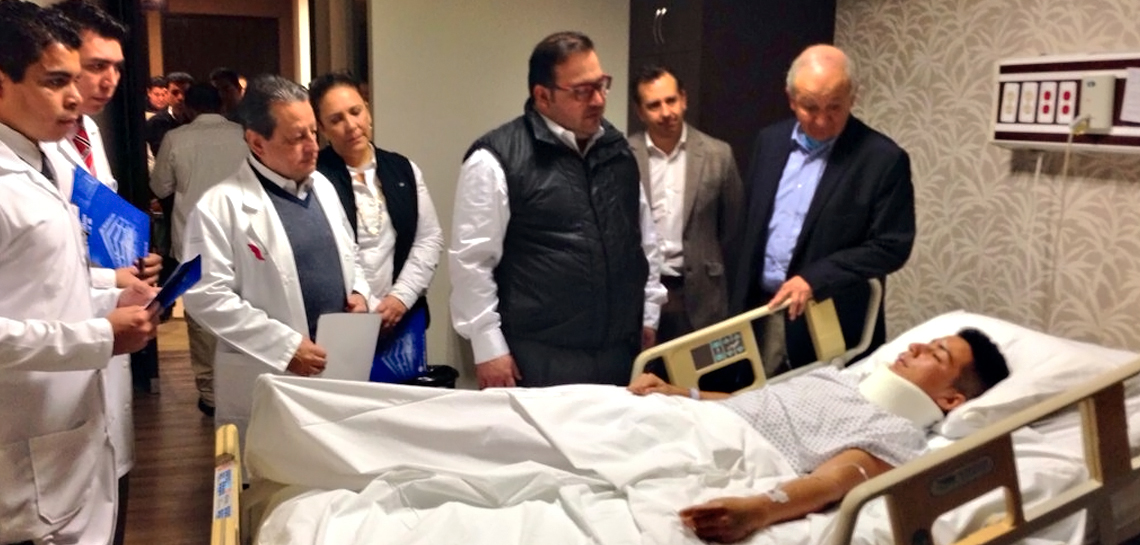 Visita Gobernador a víctimas de accidente carretero en Atoyac